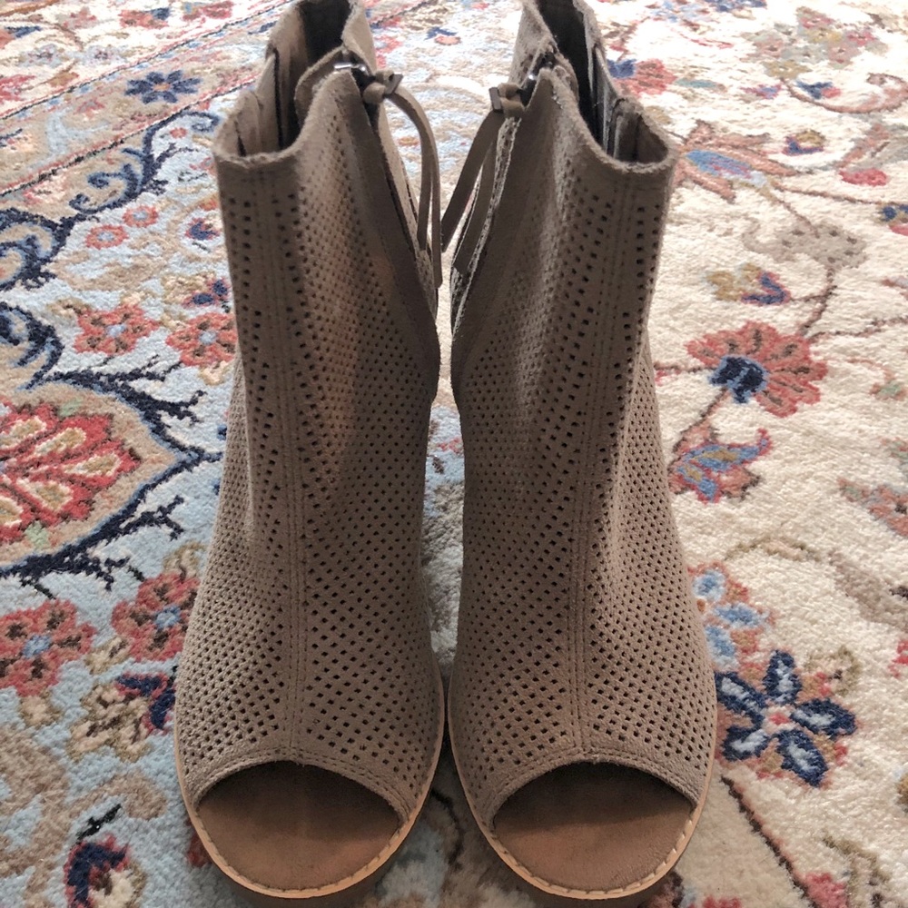 Heeled booties